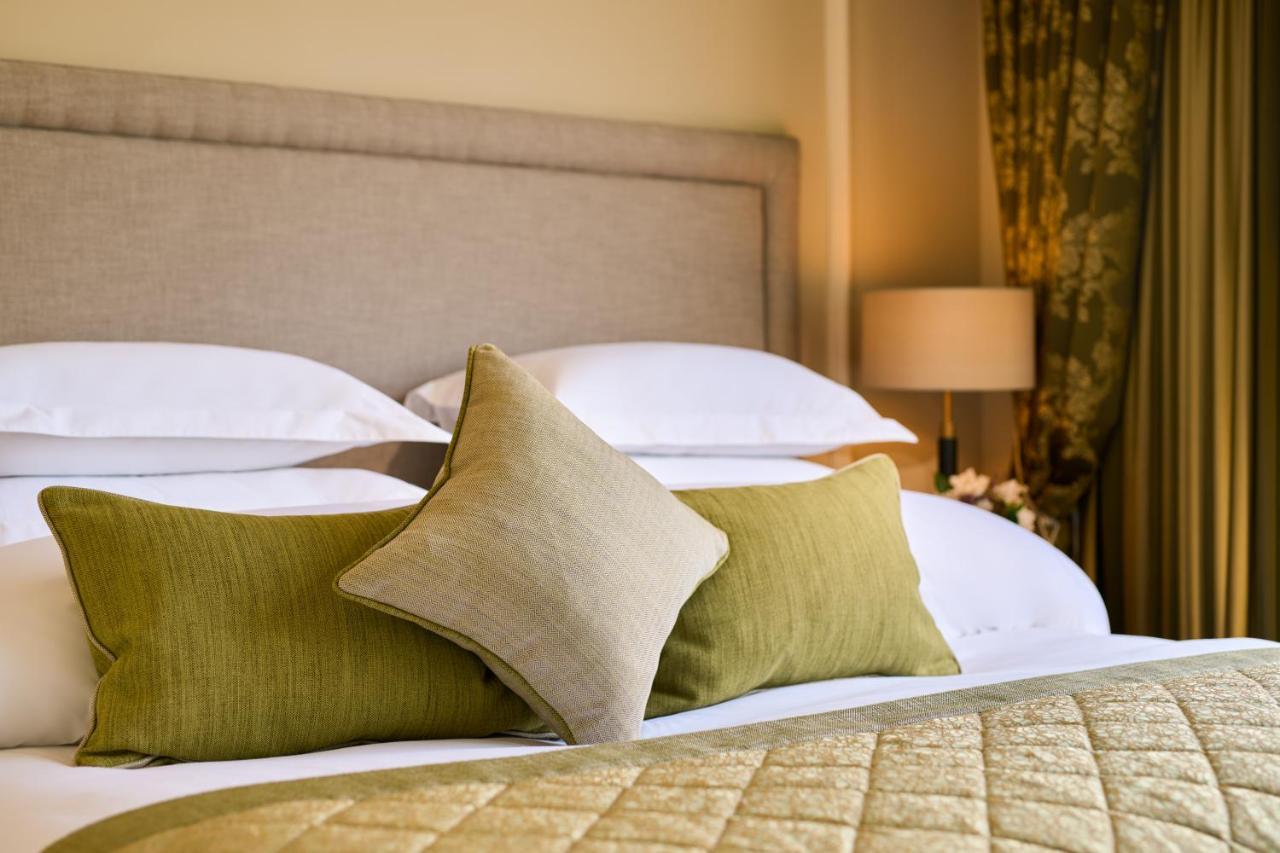 Castlemartyr Resort Hotel ภายนอก รูปภาพ A bed with cushions