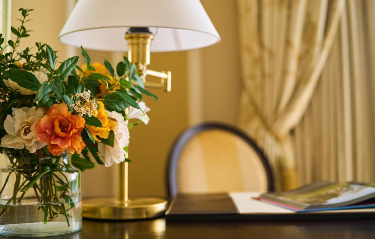 Castlemartyr Resort Hotel ภายนอก รูปภาพ A table lamp