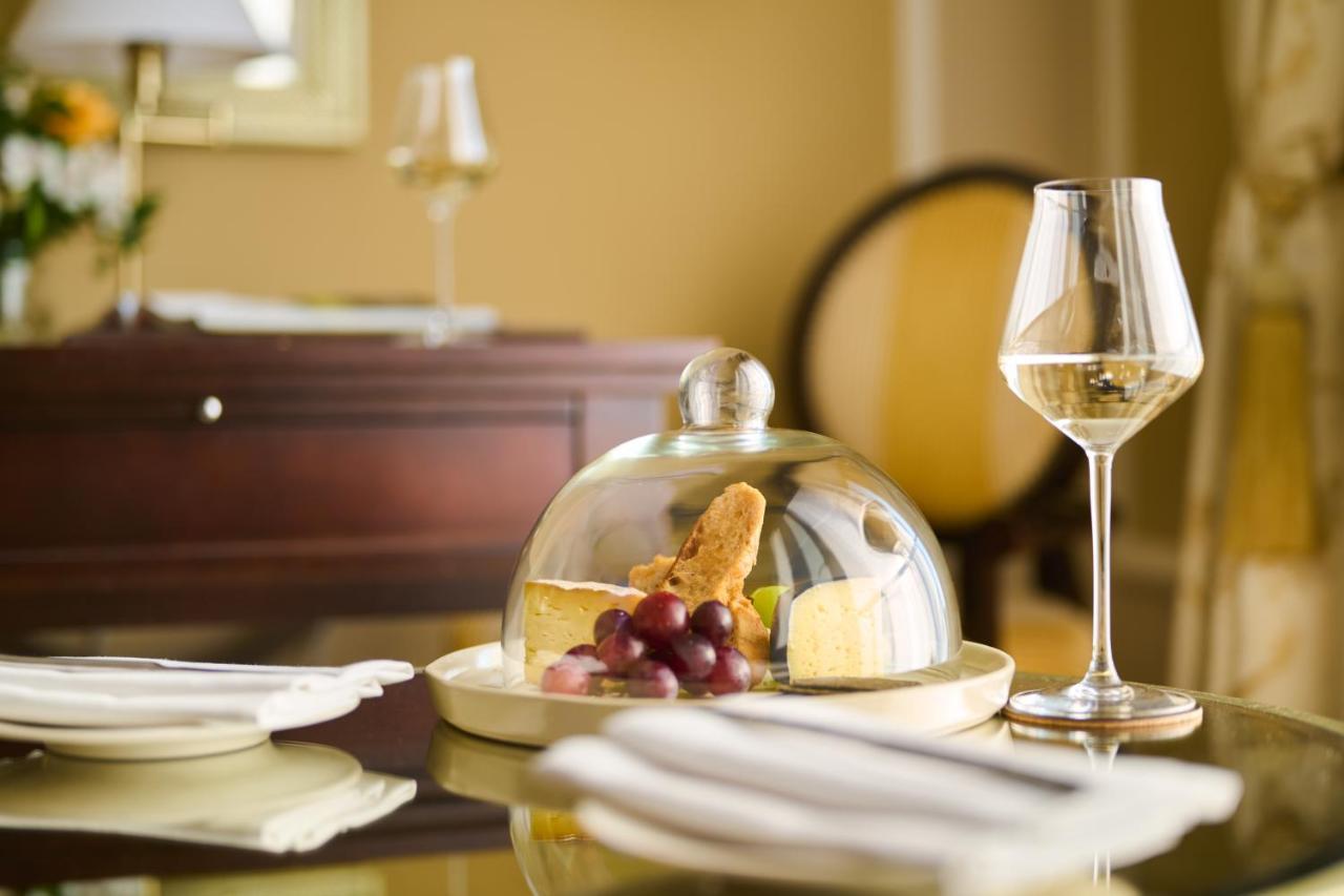 Castlemartyr Resort Hotel ภายนอก รูปภาพ A wine glass