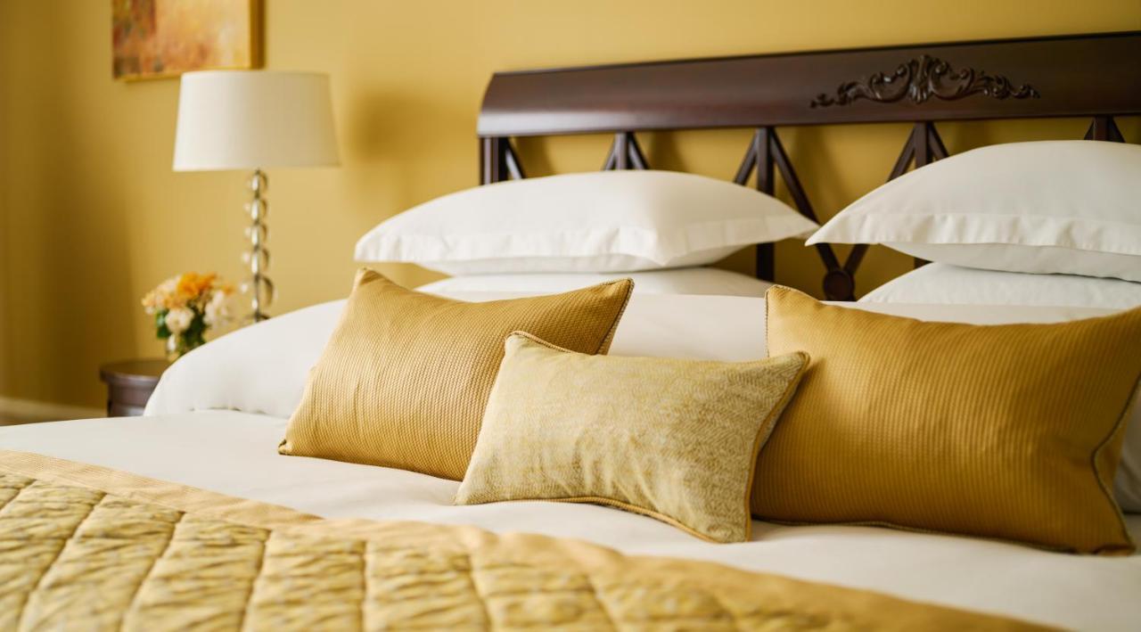 Castlemartyr Resort Hotel ภายนอก รูปภาพ A bed with cushions