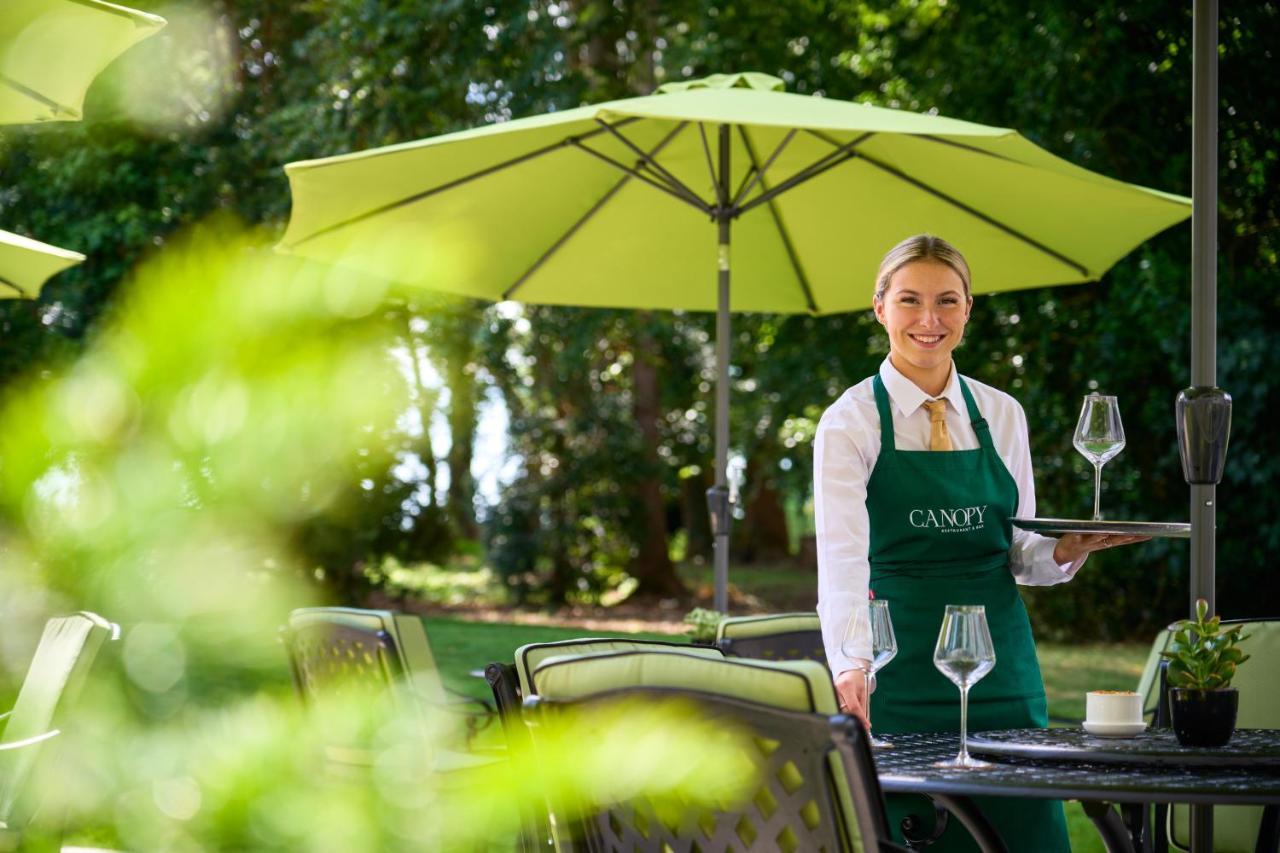 Castlemartyr Resort Hotel ภายนอก รูปภาพ A waitress at work