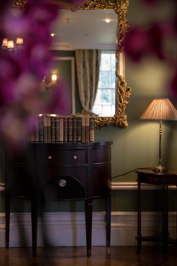 Castlemartyr Resort Hotel ภายนอก รูปภาพ A photograph of a room with a green wall